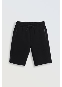 Czarne krótkie spodenki dresowe z dzianiny prążkowanej, Rozmiar - 140, Kolor - Czarny ze sklepu REPORTER w kategorii Spodenki chłopięce - zdjęcie 189106609
