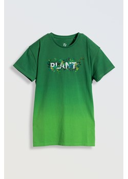 Zielony t-shirt z kolorowym nadrukiem na wysokości piersi, Rozmiar - 140, Kolor - Zielony ze sklepu REPORTER w kategorii Bluzki dziewczęce - zdjęcie 189106616