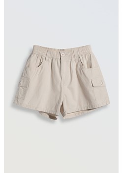 Beżowe krótkie spodenki z naszywanymi kieszeniami, Rozmiar - 140, Kolor - Beżowy ze sklepu REPORTER w kategorii Spodenki dziewczęce - zdjęcie 189106628