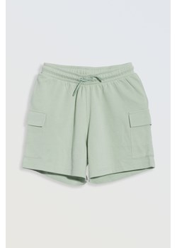 Zielone krótkie spodenki z naszywanymi kieszeniami, Rozmiar - 140, Kolor - Zielony ze sklepu REPORTER w kategorii Spodenki dziewczęce - zdjęcie 189106705