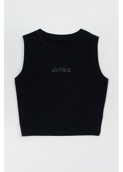 Czarny crop top bez rękawów z minimalistycznym nadrukiem na wysokości piersi, Rozmiar - 170, Kolor - Czarny ze sklepu REPORTER w kategorii Bluzki dziewczęce - zdjęcie 189106728