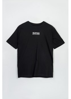 Czarny t-shirt REGULAR z minimalistycznym nadrukiem z przodu, Rozmiar - 146, Kolor - Czarny ze sklepu REPORTER w kategorii T-shirty chłopięce - zdjęcie 189106788