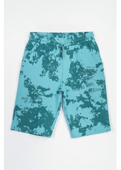Krótkie spodenki w kolorze morskim z nadrukiem imitującym tie dye na całości, Rozmiar - 140, Kolor - Morski ze sklepu REPORTER w kategorii Spodenki chłopięce - zdjęcie 189106796