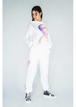 Białe spodnie dresowe REGULAR z kolorowymi nadrukami na nogawkach, Rozmiar - 170, Kolor - Biały ze sklepu REPORTER w kategorii Spodnie dziewczęce - zdjęcie 189106799