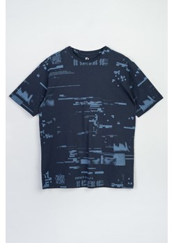 Granatowy t-shirt REGULAR z niebieskim nadrukiem na całości, Rozmiar - 170, Kolor - Multikolor ze sklepu REPORTER w kategorii T-shirty chłopięce - zdjęcie 189106837