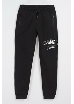 Czarne spodnie dresowe REGULAR z kontrastowym nadrukiem z boku, Rozmiar - 140, Kolor - Czarny ze sklepu REPORTER w kategorii Spodnie chłopięce - zdjęcie 189106875