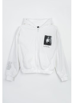 Biała bluza REGULAR z kapturem z autorską grafiką zapinana na zamek, Rozmiar - 140, Kolor - Biały ze sklepu REPORTER w kategorii Bluzy dziewczęce - zdjęcie 189106936
