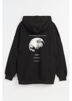 Czarna bluza OVERSIZE z kapturem z kontrastową grafiką z tyłu, Rozmiar - 140, Kolor - Czarny ze sklepu REPORTER w kategorii Bluzy dziewczęce - zdjęcie 189106977
