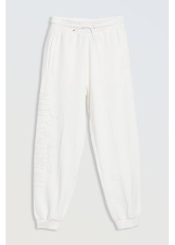 Białe spodnie dresowe z nadrukiem na nogawce, Rozmiar - 140, Kolor - Biały ze sklepu REPORTER w kategorii Spodnie dziewczęce - zdjęcie 189107025