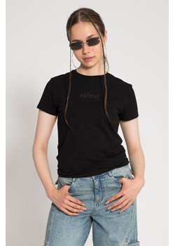 Czarny t-shirt SLIM z ozdobnym nadrukiem na wysokości piersi, Rozmiar - 140, Kolor - Czarny ze sklepu REPORTER w kategorii Bluzki dziewczęce - zdjęcie 189107107