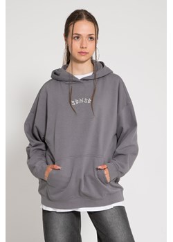 Szara bluza z kapturem oversize z wypukłym nadrukiem na wysokości piersi, Rozmiar - 140, Kolor - Szary ze sklepu REPORTER w kategorii Bluzy dziewczęce - zdjęcie 189107118