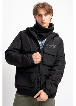 Czarna kurtka z kapturem z przestrzennymi kieszeniami z przodu ocieplana, Rozmiar - 146, Kolor - Czarny ze sklepu REPORTER w kategorii Kurtki chłopięce - zdjęcie 189107239