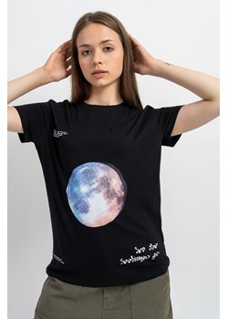 Czarny t-shirt COMFORT z kolorową grafiką z przodu, Rozmiar - 140, Kolor - Czarny ze sklepu REPORTER w kategorii Bluzki dziewczęce - zdjęcie 189107347