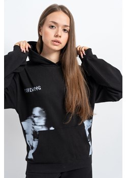 Czarna bluza REGULAR z kapturem z autorską grafiką z przodu, Rozmiar - 140, Kolor - Czarny ze sklepu REPORTER w kategorii Bluzy dziewczęce - zdjęcie 189107356