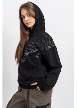 Czarna bluza REGULAR z kapturem z kolorowym nadrukiem z przodu, Rozmiar - 140, Kolor - Czarny ze sklepu REPORTER w kategorii Bluzy dziewczęce - zdjęcie 189107408
