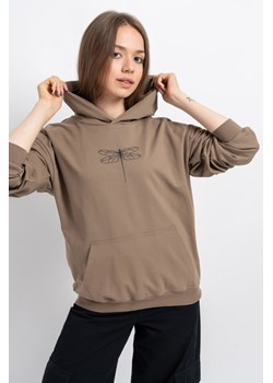 Brązowa bluza REGULAR z kapturem z czarnym nadrukiem na wysokości piersi, Rozmiar - 140, Kolor - Beżowy ze sklepu REPORTER w kategorii Bluzy dziewczęce - zdjęcie 189107409