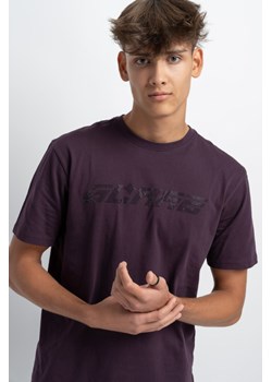 Ciemnofioletowy t-shirt REGULAR z napisem z błyszczących dżetów, Rozmiar - 140, Kolor - Fioletowy ze sklepu REPORTER w kategorii T-shirty chłopięce - zdjęcie 189107468