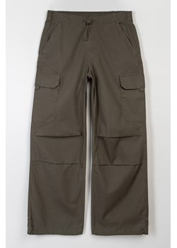 Ciemnobrązowe spodnie materiałowe OVERSIZE z kieszeniami na nogawkach, Rozmiar - 146, Kolor - Khaki ze sklepu REPORTER w kategorii Spodnie chłopięce - zdjęcie 189107529