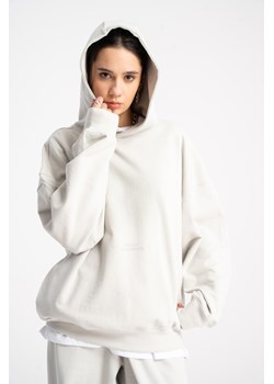 Jasnoszara bluza OVERSIZE z kapturem z przestrzennym nadrukiem z przodu, Rozmiar - 140, Kolor - Szary ze sklepu REPORTER w kategorii Bluzy dziewczęce - zdjęcie 189107767