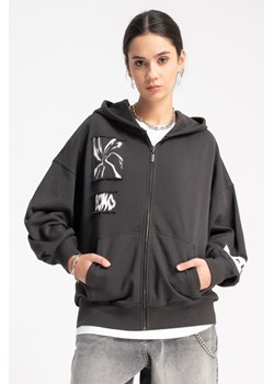 Ciemnoszara bluza OVERSIZE z kapturem z naszywkami z przodu, Rozmiar - 140, Kolor - Ciemny szary ze sklepu REPORTER w kategorii Bluzy dziewczęce - zdjęcie 189107816