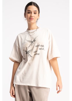 Beżowy t-shirt OVERSIZE z autorską grafiką z przodu, Rozmiar - 140, Kolor - Beżowy ze sklepu REPORTER w kategorii Bluzki dziewczęce - zdjęcie 189107859