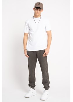 Ciemnobrązowe spodnie dresowe REGULAR z efektem sprania, Rozmiar - 140, Kolor - Brązowy ze sklepu REPORTER w kategorii Spodnie chłopięce - zdjęcie 189107978