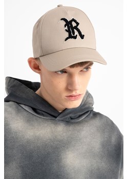 Beżowa czapka z daszkiem z kontrastową naszywką z przodu, Rozmiar -  r1, Kolor - Beżowy ze sklepu REPORTER w kategorii Czapki dziecięce - zdjęcie 189108228