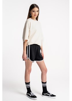 Czarne krótkie spodenki REGULAR wykończone białą lamówką, Rozmiar - 140, Kolor - Czarny ze sklepu REPORTER w kategorii Spodenki dziewczęce - zdjęcie 189108438