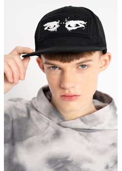 Czarna czapka z daszkiem z naszywką z przodu, Rozmiar -  r1, Kolor - Czarny ze sklepu REPORTER w kategorii Czapki dziecięce - zdjęcie 189108537