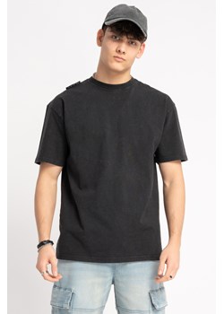 Ciemnoszary t-shirt OVERSIZE z efektem sprania i minimalistyczną naszywką, Rozmiar - 152, Kolor - Ciemny szary ze sklepu REPORTER w kategorii T-shirty chłopięce - zdjęcie 189108625