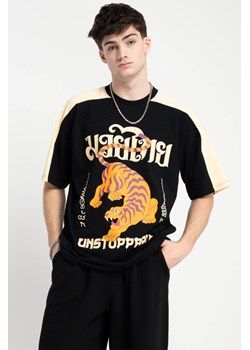 Kolorowy t-shirt OVERSIZE z autorską grafiką z przodu, Rozmiar - 146, Kolor - Czarny ze sklepu REPORTER w kategorii T-shirty chłopięce - zdjęcie 189108848