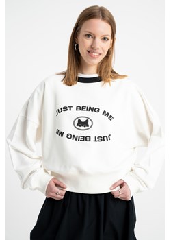 Biała bluza CREWNECK bez kaptura z autorską grafiką z przodu, Rozmiar - 140, Kolor - Biały ze sklepu REPORTER w kategorii Bluzy dziewczęce - zdjęcie 189109336