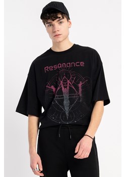 Czarny t-shirt REGULAR z autorską grafiką z przodu, Rozmiar - 146, Kolor - Czarny ze sklepu REPORTER w kategorii T-shirty chłopięce - zdjęcie 189109389