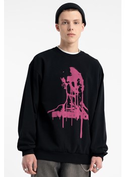 Czarna bluza CREWNECK bez kaptura z autorską grafiką w kontrastowym kolorze z przodu, Rozmiar - 146, Kolor - Czarny ze sklepu REPORTER w kategorii Bluzy chłopięce - zdjęcie 189109409