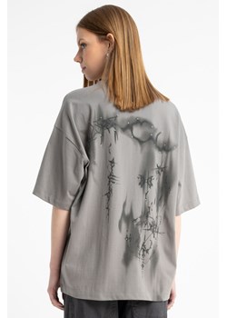 Szary t-shirt OVERSIZE z autorską grafiką z tyłu, Rozmiar - 140, Kolor - Szary ze sklepu REPORTER w kategorii Bluzki dziewczęce - zdjęcie 189109438