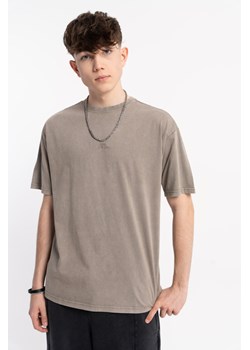 Beżowy t-shirt LOOSE z efektem sprania, Rozmiar - 170, Kolor - Beżowy ze sklepu REPORTER w kategorii T-shirty chłopięce - zdjęcie 189109498