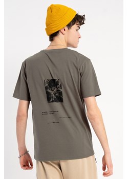 Khaki t-shirt REGULAR z autorską grafiką z tyłu, Rozmiar - 140, Kolor - Khaki ze sklepu REPORTER w kategorii T-shirty chłopięce - zdjęcie 189109508