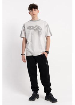 Czarne spodnie dresowe REGULAR z minimalistycznym nadrukiem, Rozmiar - 140, Kolor - Czarny ze sklepu REPORTER w kategorii Spodnie chłopięce - zdjęcie 189109527