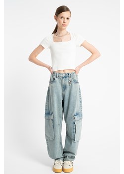 Niebieskie spodnie jeansowe typu CARGO z przestrzennymi kieszeniami, Rozmiar - 170, Kolor - Niebieski ze sklepu REPORTER w kategorii Spodnie dziewczęce - zdjęcie 189109555