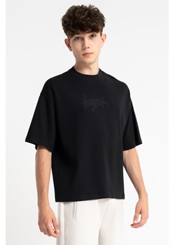 Ciemnoszary t-shirt REGULAR z autorską grafiką z przodu, Rozmiar - 170, Kolor - Czarny ze sklepu REPORTER w kategorii T-shirty chłopięce - zdjęcie 189109578