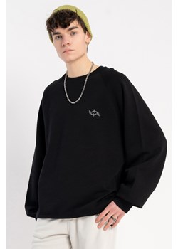 Czarna bluza bez kaptura CREWNECK z minimalistycznym nadrukiem z przodu, Rozmiar - 146, Kolor - Czarny ze sklepu REPORTER w kategorii Bluzy chłopięce - zdjęcie 189109587