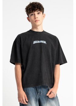 Czarny t-shirt BOXY z autorską nadrukiem z przodu, Rozmiar - 146, Kolor - Czarny ze sklepu REPORTER w kategorii T-shirty chłopięce - zdjęcie 189109625