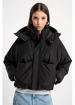 Czarna kurtka ocieplana z obszernym kapturem, Rozmiar - 170, Kolor - Czarny ze sklepu REPORTER w kategorii Kurtki dziewczęce - zdjęcie 189109758