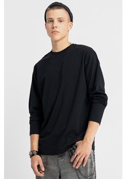 Czarny longsleeve REGULAR z minimalistycznym nadrukiem na dole, Rozmiar - 146, Kolor - Czarny ze sklepu REPORTER w kategorii T-shirty chłopięce - zdjęcie 189110247