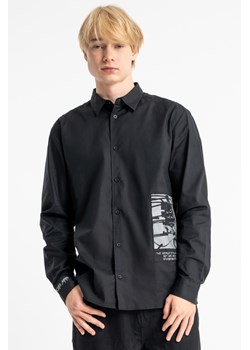 Czarna koszula LOOSE z autorską grafiką z przodu z długim rękawem, Rozmiar - 146, Kolor - Czarny ze sklepu REPORTER w kategorii Koszule chłopięce - zdjęcie 189110317