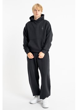Czarne spodnie dresowe OVERSIZE z minimalistycznym nadrukiem, Rozmiar - 146, Kolor - Czarny ze sklepu REPORTER w kategorii Spodnie chłopięce - zdjęcie 189110628