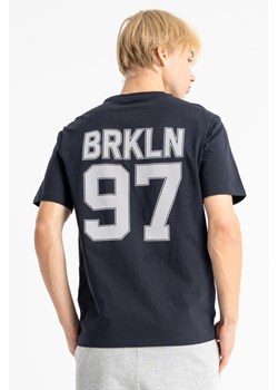 Granatowy t-shirt REGULAR z autorską grafiką z tyłu, Rozmiar - 140, Kolor - Granatowy ze sklepu REPORTER w kategorii T-shirty chłopięce - zdjęcie 189110735