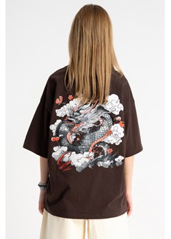 Brązowy t-shirt OVERSIZE z autorską grafiką z tyłu, Rozmiar - 140, Kolor - Seledynowy ze sklepu REPORTER w kategorii Bluzki dziewczęce - zdjęcie 189110755