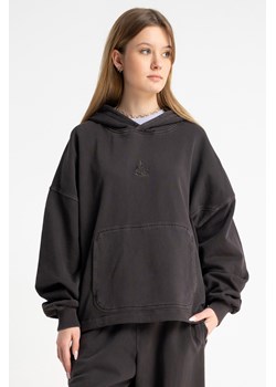 Brązowa bluza BOXY z minimalistycznym haftem, Rozmiar - 146, Kolor - Seledynowy ze sklepu REPORTER w kategorii Bluzy dziewczęce - zdjęcie 189110806