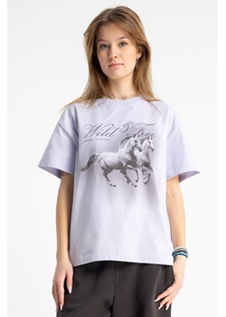 Fioletowy t-shirt COMFORT z autorską grafiką z przodu, Rozmiar - 140, Kolor - Fioletowy ze sklepu REPORTER w kategorii Bluzki dziewczęce - zdjęcie 189110855